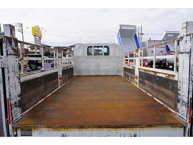 エルフトラック ショート　平ボディー　垂直パワーゲート　３トン　五方開　標準幅　積載２９５０ｋｇ　前方２段アオリ　後方アオリパイプ欄干　荷台鉄板張り　鳥居下部シマ板張り　左電格ミラー　坂道発進補助　バックカメラ　ＥＴＣ　ナビ　フォグ　６速ＭＴ　プロパンガス運搬　リフト（40枚目）