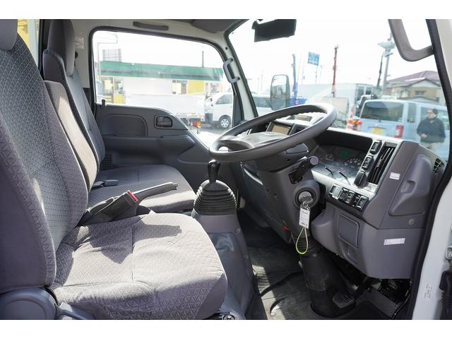 エルフトラック ショート　平ボディー　垂直パワーゲート　３トン　五方開　標準幅　積載２９５０ｋｇ　前方２段アオリ　後方アオリパイプ欄干　荷台鉄板張り　鳥居下部シマ板張り　左電格ミラー　坂道発進補助　バックカメラ　ＥＴＣ　ナビ　フォグ　６速ＭＴ　プロパンガス運搬　リフト（41枚目）