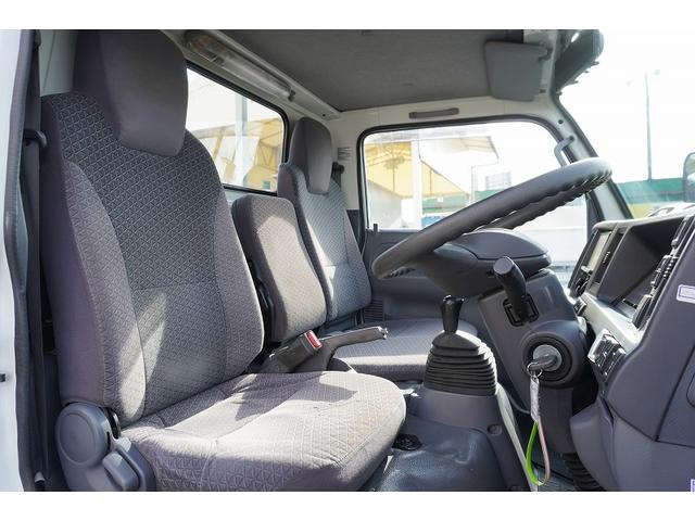 エルフトラック ショート　平ボディー　垂直パワーゲート　３トン　五方開　標準幅　積載２９５０ｋｇ　前方２段アオリ　後方アオリパイプ欄干　荷台鉄板張り　鳥居下部シマ板張り　左電格ミラー　坂道発進補助　バックカメラ　ＥＴＣ　ナビ　フォグ　６速ＭＴ　プロパンガス運搬　リフト（42枚目）