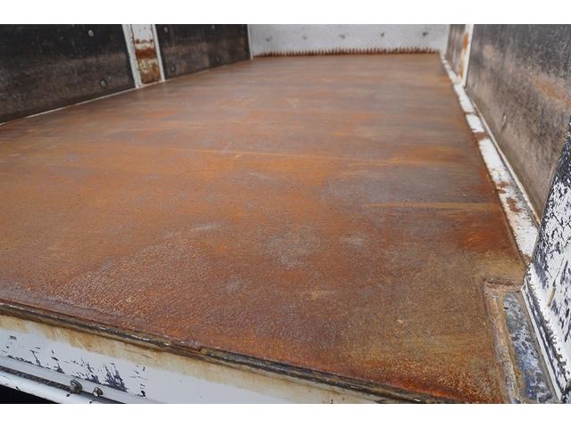 エルフトラック ショート　平ボディー　垂直パワーゲート　３トン　五方開　標準幅　積載２９５０ｋｇ　前方２段アオリ　後方アオリパイプ欄干　荷台鉄板張り　鳥居下部シマ板張り　左電格ミラー　坂道発進補助　バックカメラ　ＥＴＣ　ナビ　フォグ　６速ＭＴ　プロパンガス運搬　リフト（43枚目）