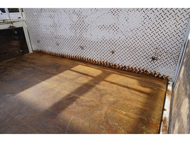 エルフトラック ショート　平ボディー　垂直パワーゲート　３トン　五方開　標準幅　積載２９５０ｋｇ　前方２段アオリ　後方アオリパイプ欄干　荷台鉄板張り　鳥居下部シマ板張り　左電格ミラー　坂道発進補助　バックカメラ　ＥＴＣ　ナビ　フォグ　６速ＭＴ　プロパンガス運搬　リフト（45枚目）