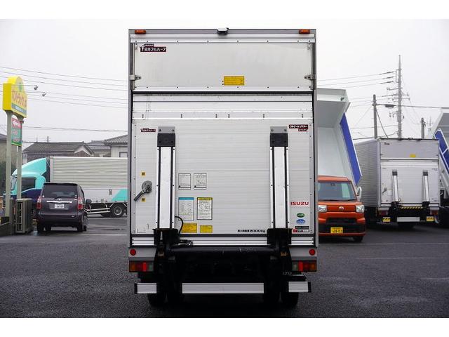 エルフトラック 標準幅　ロング　アルミバン　２トン積　跳上パワーゲート　積載２０００ｋｇ　ラッシング２段　導風板　左電格ミラー　坂道発進補助　バックカメラ　ＥＴＣ　ナビ　フォグランプ　日本フルハーフ製　６速ＭＴ　リフト（4枚目）