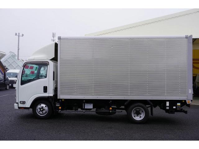 エルフトラック 標準幅　ロング　アルミバン　２トン積　跳上パワーゲート　積載２０００ｋｇ　ラッシング２段　導風板　左電格ミラー　坂道発進補助　バックカメラ　ＥＴＣ　ナビ　フォグランプ　日本フルハーフ製　６速ＭＴ　リフト（9枚目）