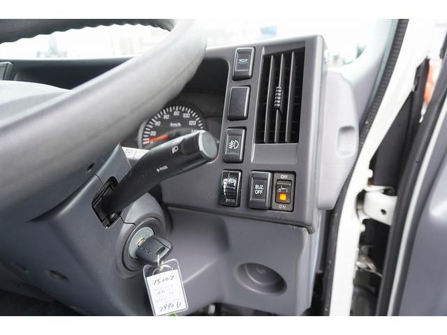 エルフトラック 標準幅　ロング　アルミバン　２トン積　跳上パワーゲート　積載２０００ｋｇ　ラッシング２段　導風板　左電格ミラー　坂道発進補助　バックカメラ　ＥＴＣ　ナビ　フォグランプ　日本フルハーフ製　６速ＭＴ　リフト（25枚目）