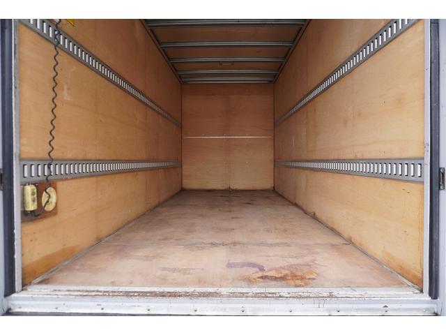 エルフトラック 標準幅　ロング　アルミバン　２トン積　跳上パワーゲート　積載２０００ｋｇ　ラッシング２段　導風板　左電格ミラー　坂道発進補助　バックカメラ　ＥＴＣ　ナビ　フォグランプ　日本フルハーフ製　６速ＭＴ　リフト（29枚目）