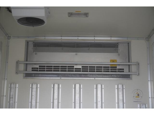エルフトラック １０尺　冷蔵冷凍車　２トン　サイドドア　低温　スタンバイ装置　積載２０００ｋｇ　東プレ製　－３０度設定　エアリブ　荷台スノコ付き　間仕切扉　送風機　９０度ストッパー　左電格ミラー　坂道発進補助　バックカメラ　ＥＴＣ２．０　フォグランプ　衝突軽減ブレーキ　５速ＭＴ（23枚目）