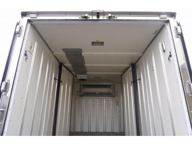 エルフトラック １０尺　冷蔵冷凍車　２トン　サイドドア　低温　スタンバイ装置　積載２０００ｋｇ　東プレ製　－３０度設定　エアリブ　荷台スノコ付き　間仕切扉　送風機　９０度ストッパー　左電格ミラー　坂道発進補助　バックカメラ　ＥＴＣ２．０　フォグランプ　衝突軽減ブレーキ　５速ＭＴ（30枚目）