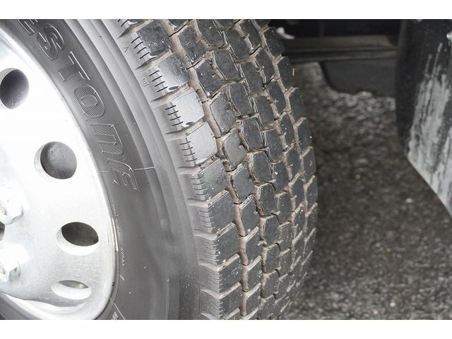 ファイター ４トン　ワイド　平ボディー　アルミブロック　リアエアサス　ベッド付　積載３４００ｋｇ　６．２ｍ長　五方開　東洋ボディー製造りボディー　アオリ上部プロテクター付　鳥居シマ板張り　落込フック　バックカメラ　ＥＴＣ　坂道発進補助　メッキ　アルミホイール　融雪仕様（11枚目）