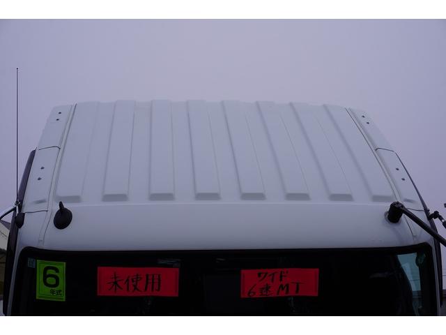 ファイター ４トン　ワイド　平ボディー　アルミブロック　リアエアサス　ベッド付　積載３４００ｋｇ　６．２ｍ長　五方開　東洋ボディー製造りボディー　アオリ上部プロテクター付　鳥居シマ板張り　落込フック　バックカメラ　ＥＴＣ　坂道発進補助　メッキ　アルミホイール　融雪仕様（12枚目）