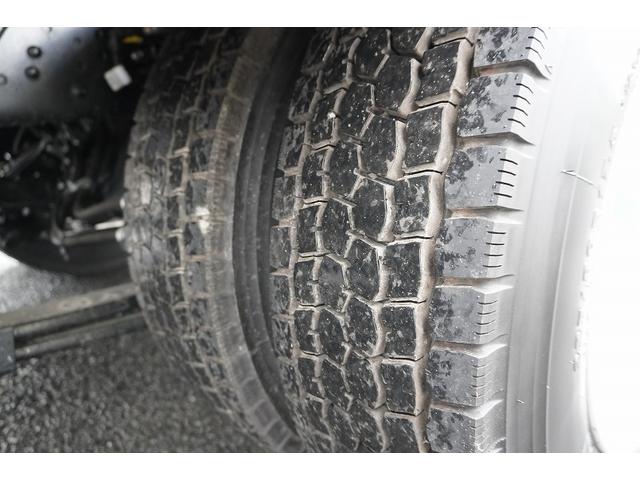 ファイター ４トン　ワイド　平ボディー　アルミブロック　リアエアサス　ベッド付　積載３４００ｋｇ　６．２ｍ長　五方開　東洋ボディー製造りボディー　アオリ上部プロテクター付　鳥居シマ板張り　落込フック　バックカメラ　ＥＴＣ　坂道発進補助　メッキ　アルミホイール　融雪仕様（13枚目）