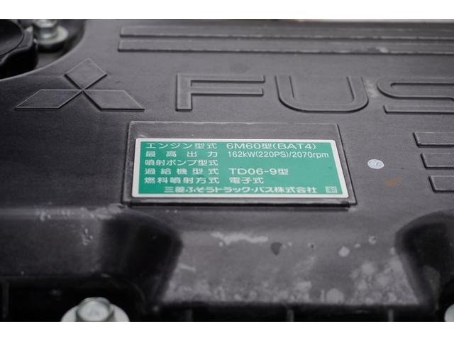 ファイター ４トン　ワイド　平ボディー　アルミブロック　リアエアサス　ベッド付　積載３４００ｋｇ　６．２ｍ長　五方開　東洋ボディー製造りボディー　アオリ上部プロテクター付　鳥居シマ板張り　落込フック　バックカメラ　ＥＴＣ　坂道発進補助　メッキ　アルミホイール　融雪仕様（15枚目）