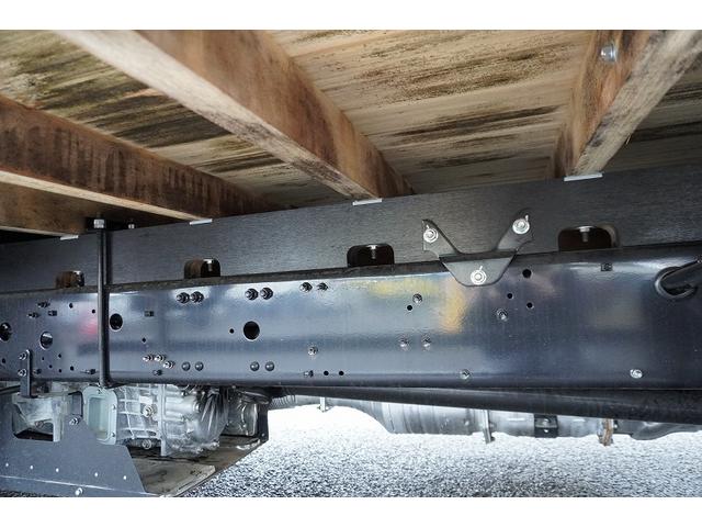 ファイター ４トン　ワイド　平ボディー　アルミブロック　リアエアサス　ベッド付　積載３４００ｋｇ　６．２ｍ長　五方開　東洋ボディー製造りボディー　アオリ上部プロテクター付　鳥居シマ板張り　落込フック　バックカメラ　ＥＴＣ　坂道発進補助　メッキ　アルミホイール　融雪仕様（26枚目）