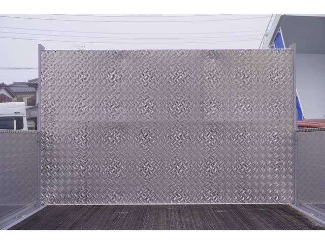 ファイター ４トン　ワイド　平ボディー　アルミブロック　リアエアサス　ベッド付　積載３４００ｋｇ　６．２ｍ長　五方開　東洋ボディー製造りボディー　アオリ上部プロテクター付　鳥居シマ板張り　落込フック　バックカメラ　ＥＴＣ　坂道発進補助　メッキ　アルミホイール　融雪仕様（35枚目）