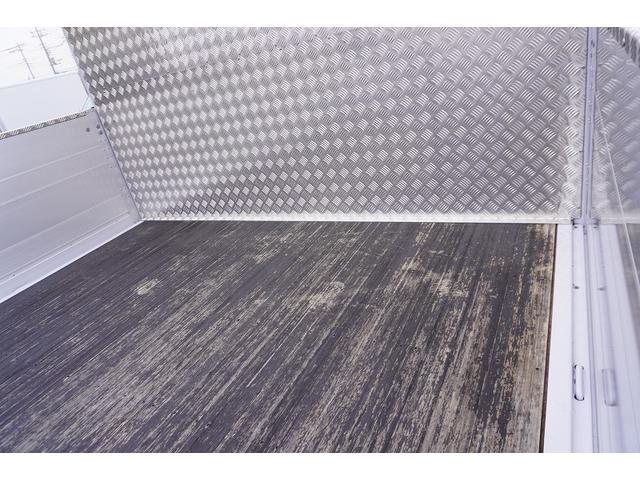 ファイター ４トン　ワイド　平ボディー　アルミブロック　リアエアサス　ベッド付　積載３４００ｋｇ　６．２ｍ長　五方開　東洋ボディー製造りボディー　アオリ上部プロテクター付　鳥居シマ板張り　落込フック　バックカメラ　ＥＴＣ　坂道発進補助　メッキ　アルミホイール　融雪仕様（36枚目）