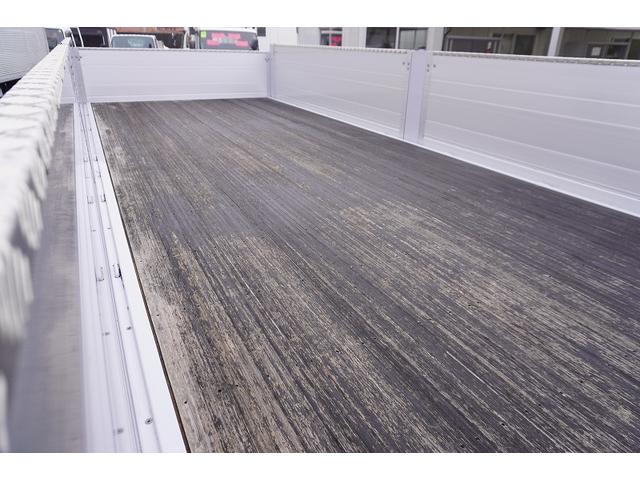 ファイター ４トン　ワイド　平ボディー　アルミブロック　リアエアサス　ベッド付　積載３４００ｋｇ　６．２ｍ長　五方開　東洋ボディー製造りボディー　アオリ上部プロテクター付　鳥居シマ板張り　落込フック　バックカメラ　ＥＴＣ　坂道発進補助　メッキ　アルミホイール　融雪仕様（37枚目）