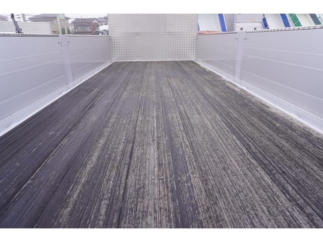 ファイター ４トン　ワイド　平ボディー　アルミブロック　リアエアサス　ベッド付　積載３４００ｋｇ　６．２ｍ長　五方開　東洋ボディー製造りボディー　アオリ上部プロテクター付　鳥居シマ板張り　落込フック　バックカメラ　ＥＴＣ　坂道発進補助　メッキ　アルミホイール　融雪仕様（38枚目）