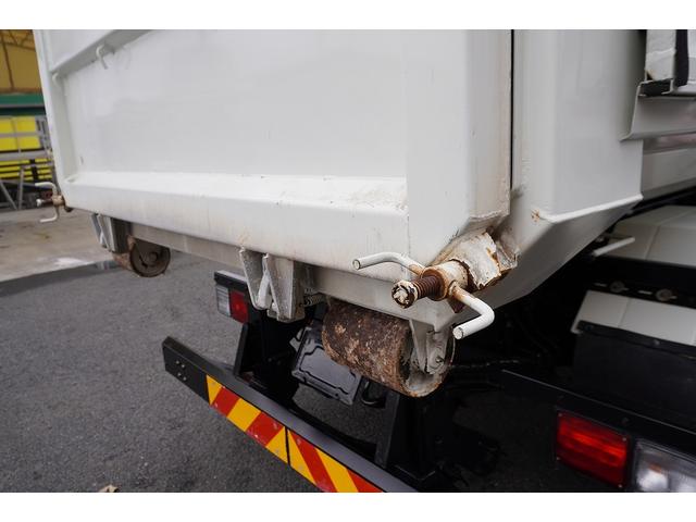 ヒノレンジャー ４トン　フックロール　ツインシリンダー　キャブバックステップ　ベッドレス　極東製　積載３６５０ｋｇ　ラジコン　カゴ　新明和製水密天蓋付き舟底コンテナ　コンテナ内側オールステンレス張り　坂道発進補助　ＥＴＣ２．０　６速ＭＴ　アームロール（15枚目）