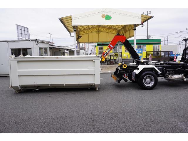ヒノレンジャー ４トン　フックロール　ツインシリンダー　キャブバックステップ　ベッドレス　極東製　積載３６５０ｋｇ　ラジコン　カゴ　新明和製水密天蓋付き舟底コンテナ　コンテナ内側オールステンレス張り　坂道発進補助　ＥＴＣ２．０　６速ＭＴ　アームロール（36枚目）
