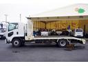 フォワード 増トン　ベッド付　重機運搬車　本所ボディー製　８．８トン積　標準幅　積載８８００ｋｇ　アユミ板掛け　アユミ板付き　鳥居Ｊフック　鳥居下部鉄板張り　鳥居ラダー　スタンション穴　網工具入れ　ＬＥＤ作業灯　ＥＴＣ　坂道発進補助　６速ＭＴ　回送（3枚目）