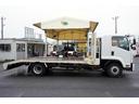 フォワード 増トン　ベッド付　重機運搬車　本所ボディー製　８．８トン積　標準幅　積載８８００ｋｇ　アユミ板掛け　アユミ板付き　鳥居Ｊフック　鳥居下部鉄板張り　鳥居ラダー　スタンション穴　網工具入れ　ＬＥＤ作業灯　ＥＴＣ　坂道発進補助　６速ＭＴ　回送（5枚目）