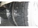増トン　ベッド付　重機運搬車　本所ボディー製　８．８トン積　標準幅　積載８８００ｋｇ　アユミ板掛け　アユミ板付き　鳥居Ｊフック　鳥居下部鉄板張り　鳥居ラダー　スタンション穴　網工具入れ　ＬＥＤ作業灯　ＥＴＣ　坂道発進補助　６速ＭＴ　回送（11枚目）