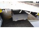 増トン　ベッド付　重機運搬車　本所ボディー製　８．８トン積　標準幅　積載８８００ｋｇ　アユミ板掛け　アユミ板付き　鳥居Ｊフック　鳥居下部鉄板張り　鳥居ラダー　スタンション穴　網工具入れ　ＬＥＤ作業灯　ＥＴＣ　坂道発進補助　６速ＭＴ　回送（35枚目）
