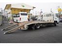 増トン　ベッド付　重機運搬車　本所ボディー製　８．８トン積　標準幅　積載８８００ｋｇ　アユミ板掛け　アユミ板付き　鳥居Ｊフック　鳥居下部鉄板張り　鳥居ラダー　スタンション穴　網工具入れ　ＬＥＤ作業灯　ＥＴＣ　坂道発進補助　６速ＭＴ　回送（40枚目）