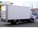 エルフトラック ロング　パネルバン　跳上式　垂直パワーゲート　２トン　ＡＴ　標準幅　積載１６００ｋｇ　ラッシング２段　バックカメラ　全低床　北村製　車両総重量４９８０ｋｇ　アルミバン　リフト　左電格ミラー　キーレス（8枚目）