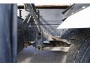 ４トン　アームロール　新明和　３．６５ｔ積　ツインシリンダー　ベッドレス　積載３６５０ｋｇ　キャブバックステップ　コンテナ付　網工具入れ　坂道発進補助　ＥＴＣ　６速ＭＴ（26枚目）
