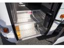 観光バス 28人乗 スイング自動ドア トランク 荷室スペース 2ドア モケットシート リクライニング 小型トランク エアサス 後席モニター 冷蔵庫 マイク オートエアコン バックカメラ ルームラック ETC メッキホイールライナー AT ガイド席 フルセグTV(52枚目)
