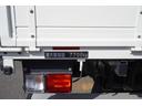 増トン 4段クレーン 7.7トン積 5.5m長 ラジコン 標準幅 ベッド付 積載7700kg 古河ユニック製 フックイン 2.93t吊 差違いアウトリガー 角足 セイコーラック 坂道発進補助 オートエアコン 衝突軽減ブレーキ 車線逸脱警報 6速MT(20枚目)