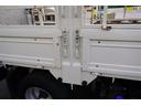 ショート　平ボディー　垂直パワーゲート　３トン　五方開　標準幅　積載２９５０ｋｇ　前方２段アオリ　後方アオリパイプ欄干　荷台鉄板張り　鳥居下部シマ板張り　左電格ミラー　坂道発進補助　バックカメラ　ＥＴＣ　ナビ　フォグ　６速ＭＴ　プロパンガス運搬　リフト（23枚目）