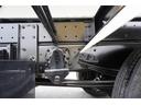 ４トン　フックロール　ツインシリンダー　キャブバックステップ　ベッドレス　極東製　積載３６５０ｋｇ　ラジコン　カゴ　新明和製水密天蓋付き舟底コンテナ　コンテナ内側オールステンレス張り　坂道発進補助　ＥＴＣ２．０　６速ＭＴ　アームロール（22枚目）