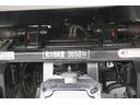 ４トン　フックロール　ツインシリンダー　キャブバックステップ　ベッドレス　極東製　積載３６５０ｋｇ　ラジコン　カゴ　新明和製水密天蓋付き舟底コンテナ　コンテナ内側オールステンレス張り　坂道発進補助　ＥＴＣ２．０　６速ＭＴ　アームロール（33枚目）