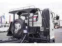 ４トン　フックロール　ツインシリンダー　キャブバックステップ　ベッドレス　極東製　積載３６５０ｋｇ　ラジコン　カゴ　新明和製水密天蓋付き舟底コンテナ　コンテナ内側オールステンレス張り　坂道発進補助　ＥＴＣ２．０　６速ＭＴ　アームロール（34枚目）