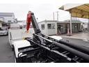 ４トン　フックロール　ツインシリンダー　キャブバックステップ　ベッドレス　極東製　積載３６５０ｋｇ　ラジコン　カゴ　新明和製水密天蓋付き舟底コンテナ　コンテナ内側オールステンレス張り　坂道発進補助　ＥＴＣ２．０　６速ＭＴ　アームロール（35枚目）