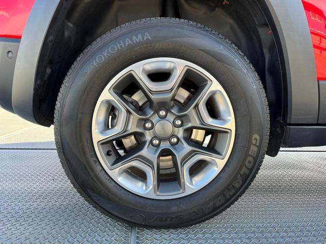 トレイルホーク ・車両品質評価書付き・正規ディーラー車・Uconnect・ナビ・TV・バック&サイドカメラ・BLUETOOTH・ETC・電動リヤゲート・スマートキー・ハーフレザー&パワーシート・ワンオーナー・記録簿(13枚目)
