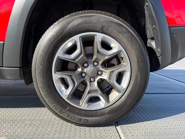 トレイルホーク ・車両品質評価書付き・正規ディーラー車・Uconnect・ナビ・TV・バック&サイドカメラ・BLUETOOTH・ETC・電動リヤゲート・スマートキー・ハーフレザー&パワーシート・ワンオーナー・記録簿(16枚目)