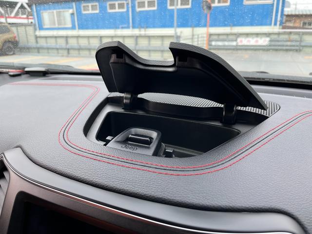 トレイルホーク ・車両品質評価書付き・正規ディーラー車・Uconnect・ナビ・TV・バック&サイドカメラ・BLUETOOTH・ETC・電動リヤゲート・スマートキー・ハーフレザー&パワーシート・ワンオーナー・記録簿(32枚目)