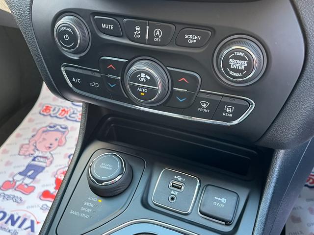 リミテッド ・車両品質評価書付き・正規ディーラー車・Uconnect・ナビ・TV・バック&サイドカメラ・BLUETOOTH・ETC・電動リヤゲート・スマートキー・レザー&パワーシート・シートエアコン・記録簿(33枚目)