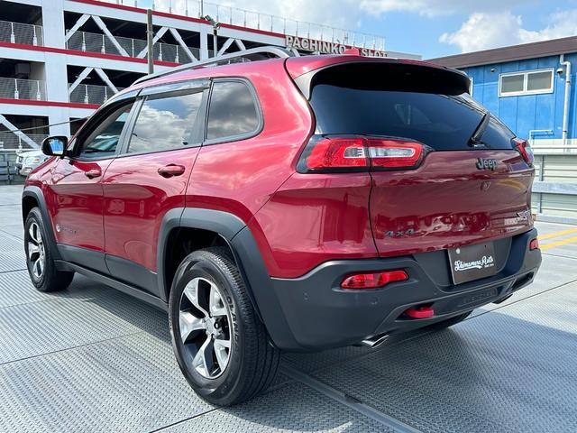 ジープ・チェロキー トレイルホーク　・車両品質評価書付（４点）・１年保証・点検整備付・正規ディーラー車・冬タイヤ付き・ナビ・ＴＶ・バックカメラ・ＥＴＣ２．０・電動リヤゲート・スマートキー・記録簿・禁煙車（15枚目）