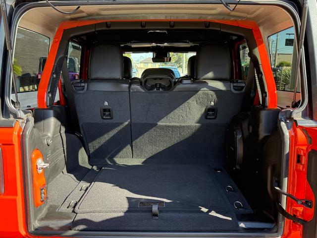 ジープ・ラングラーアンリミテッド ルビコン ・1年保証付・車両品質評価書付き・車検整備付・マフラー(BATTLEZ)・クリムゾン・レザーシート・AppleCarPlay・バックカメラ・ETC2.0・BLUETOOTH・スマートキー・ワンオーナー(9枚目)