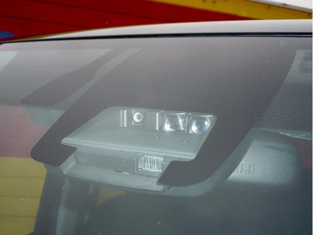 ノア ハイブリッドG 純9型ナビ 地DTV Bカメラ CD&DVD Bluetooth電話&音楽 ETC スマートキー 後席フリップダウンモニター 両側自動ドア クルコン 前席Sヒーター LEDライト セーフティーセンス(8枚目)