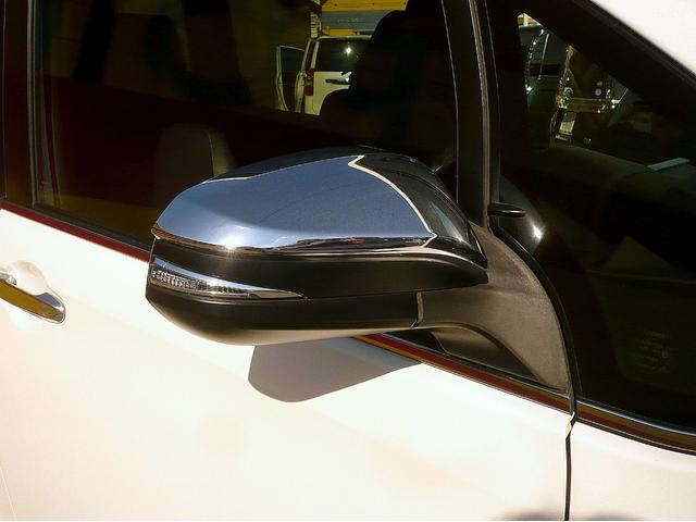 エスクァイア ハイブリッドＧｉ　ブラックテーラード　純正１０型ナビ　地ＤＴＶ　Ｂ＆Ｆカメラ　ＣＤ＆ＤＶＤ　Ｂｌｕｅｔｏｏｔｈ　ＥＴＣ　前後ドラレコ　スマキー　フリップダウンモニター　両側自動ドア　クルコン　レザーシート　ＬＥＤライト　セーフティーセンス（7枚目）