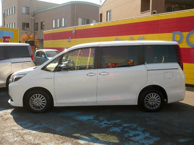 エスクァイア ハイブリッドＧｉ　ブラックテーラード　純正１０型ナビ　地ＤＴＶ　Ｂ＆Ｆカメラ　ＣＤ＆ＤＶＤ　Ｂｌｕｅｔｏｏｔｈ　ＥＴＣ　前後ドラレコ　スマキー　フリップダウンモニター　両側自動ドア　クルコン　レザーシート　ＬＥＤライト　セーフティーセンス（16枚目）