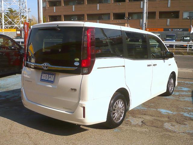 エスクァイア ハイブリッドＧｉ　ブラックテーラード　純正１０型ナビ　地ＤＴＶ　Ｂ＆Ｆカメラ　ＣＤ＆ＤＶＤ　Ｂｌｕｅｔｏｏｔｈ　ＥＴＣ　前後ドラレコ　スマキー　フリップダウンモニター　両側自動ドア　クルコン　レザーシート　ＬＥＤライト　セーフティーセンス（17枚目）