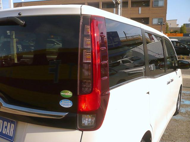 エスクァイア ハイブリッドＧｉ　ブラックテーラード　純正１０型ナビ　地ＤＴＶ　Ｂ＆Ｆカメラ　ＣＤ＆ＤＶＤ　Ｂｌｕｅｔｏｏｔｈ　ＥＴＣ　前後ドラレコ　スマキー　フリップダウンモニター　両側自動ドア　クルコン　レザーシート　ＬＥＤライト　セーフティーセンス（21枚目）