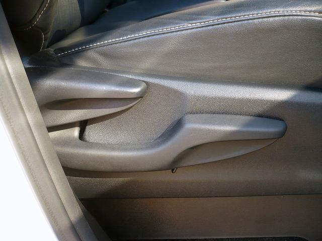 エスクァイア ハイブリッドＧｉ　ブラックテーラード　純正１０型ナビ　地ＤＴＶ　Ｂ＆Ｆカメラ　ＣＤ＆ＤＶＤ　Ｂｌｕｅｔｏｏｔｈ　ＥＴＣ　前後ドラレコ　スマキー　フリップダウンモニター　両側自動ドア　クルコン　レザーシート　ＬＥＤライト　セーフティーセンス（32枚目）