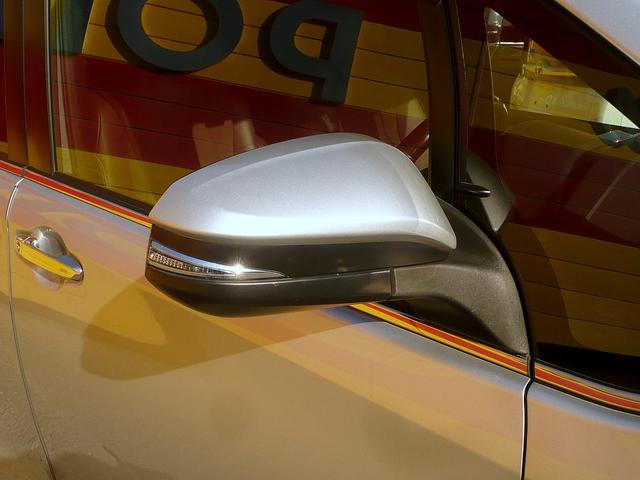 エスクァイア ハイブリッドＧｉ　プレミアムパッケージ　純正９型ナビ　地ＴＶ　Ｂカメラ　ＣＤ＆ＤＶＤ　Ｂｌｕｅｔｏｏｔｈ　ＥＴＣ　デジタルインナーミラー　スマキー　フリップダウンモニター　両側自動ドア　ＨレザーＳ　前席Ｓヒーター　クルコン　ＬＥＤ　衝突軽減（7枚目）