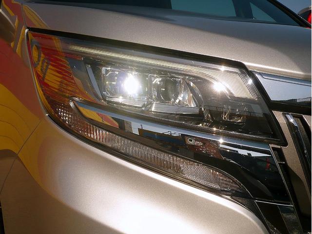 エスクァイア ハイブリッドＧｉ　プレミアムパッケージ　純正９型ナビ　地ＴＶ　Ｂカメラ　ＣＤ＆ＤＶＤ　Ｂｌｕｅｔｏｏｔｈ　ＥＴＣ　デジタルインナーミラー　スマキー　フリップダウンモニター　両側自動ドア　ＨレザーＳ　前席Ｓヒーター　クルコン　ＬＥＤ　衝突軽減（10枚目）